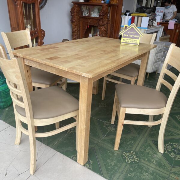 Bàn ăn gỗ mini.