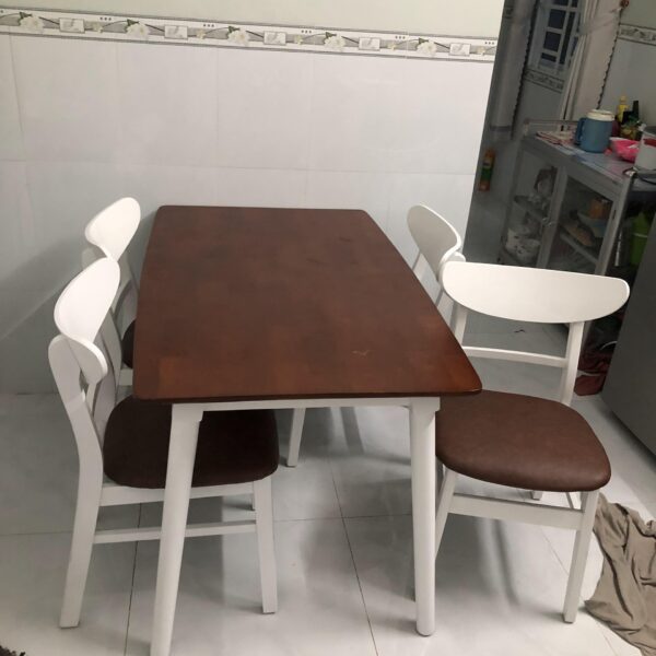 Bàn ăn mini gỗ.