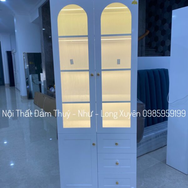Tủ trưng bày 2 cửa kính sọc có LED