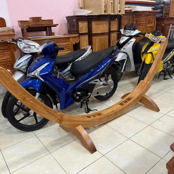 Giá võng gỗ bên trạm